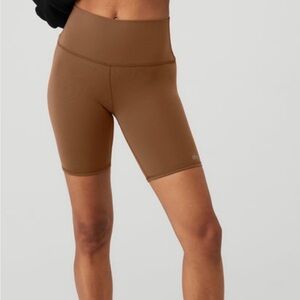 Alo Yoga 7” High-Waist Biker Shorts - Cinnamon Brown - XS